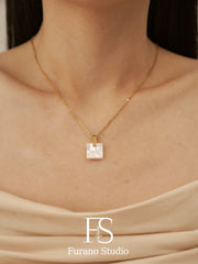 18K Gold Mother of Pearl Pendant Necklace