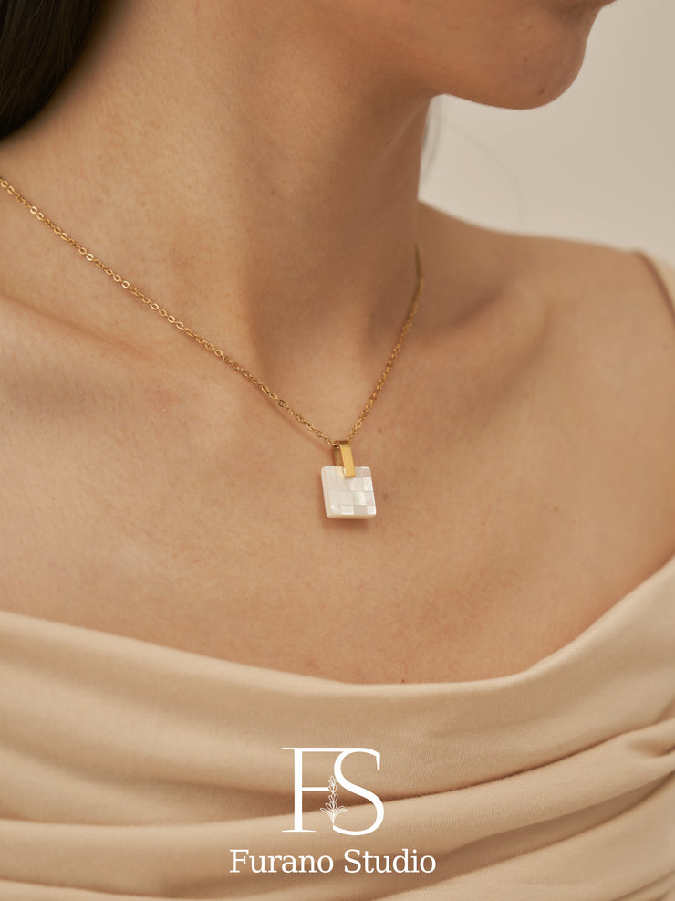 18K Gold Mother of Pearl Pendant Necklace