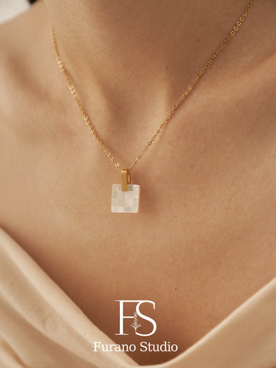 18K Gold Mother of Pearl Pendant Necklace