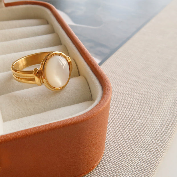 18K Gold Oval Pearl Ring