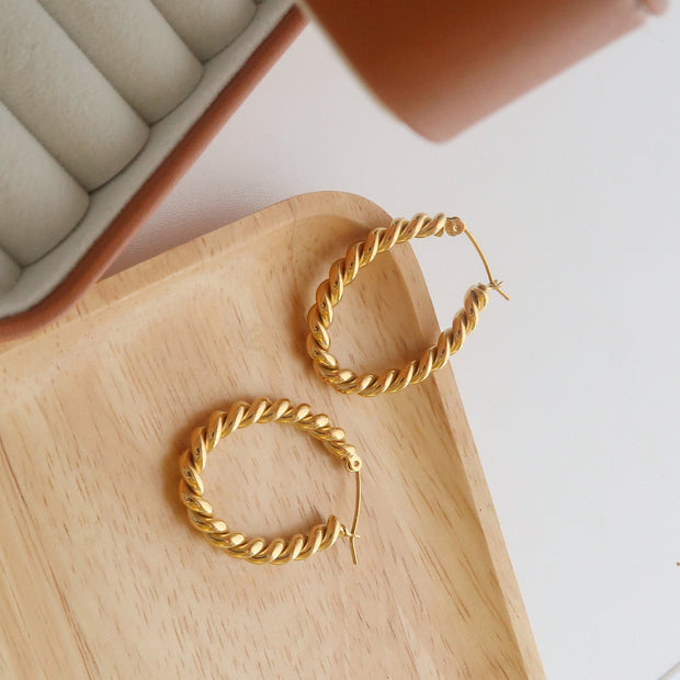 18K Gold Twisted Oval Earrings