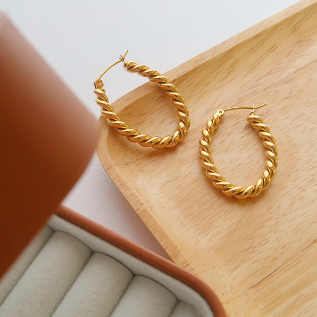 18K Gold Twisted Oval Earrings