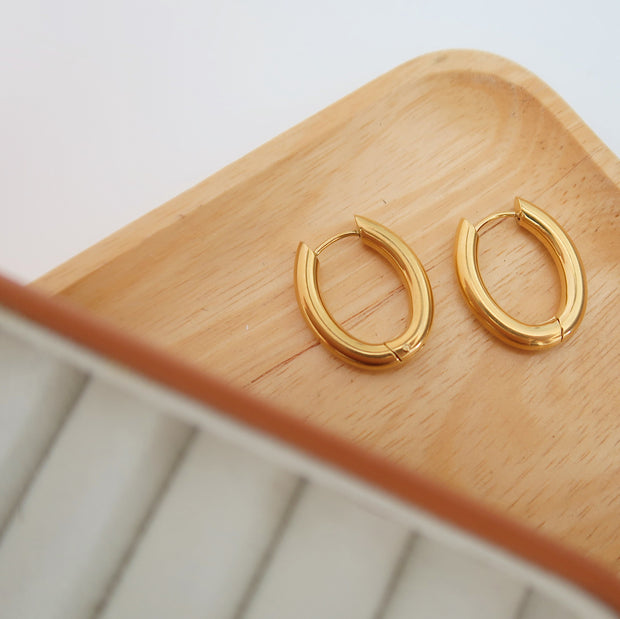 18K Gold Oval Hoop Earrings