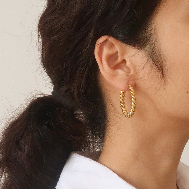 18K Gold Twisted Oval Earrings